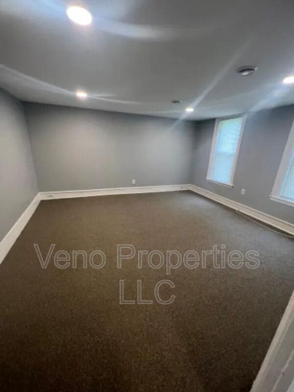 Building Photo - 131 W High St