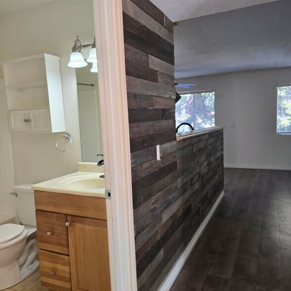 Building Photo - 2616 Alpine Blvd