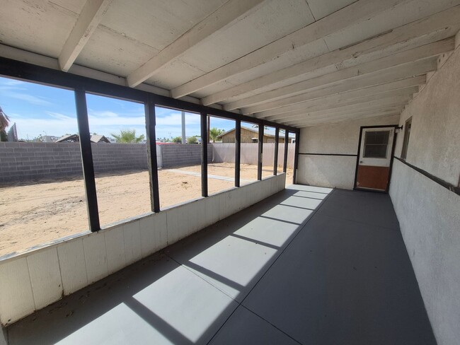 Building Photo - Large 4 Bed 2 Bath House