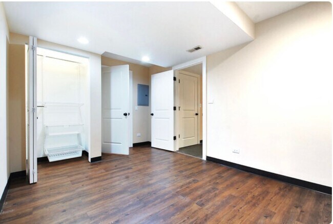 Building Photo - 1352 N La Salle Dr