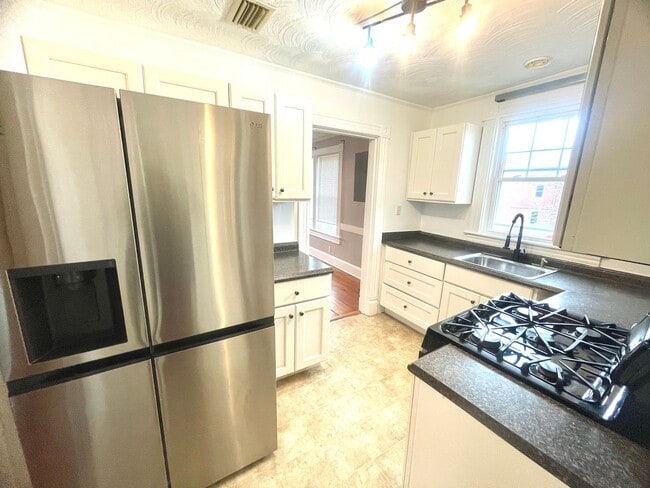 Building Photo - Stunning spacious 2nd floor apartment with Water View!