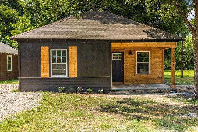 Building Photo - Beautifully remodeled single family home, ...