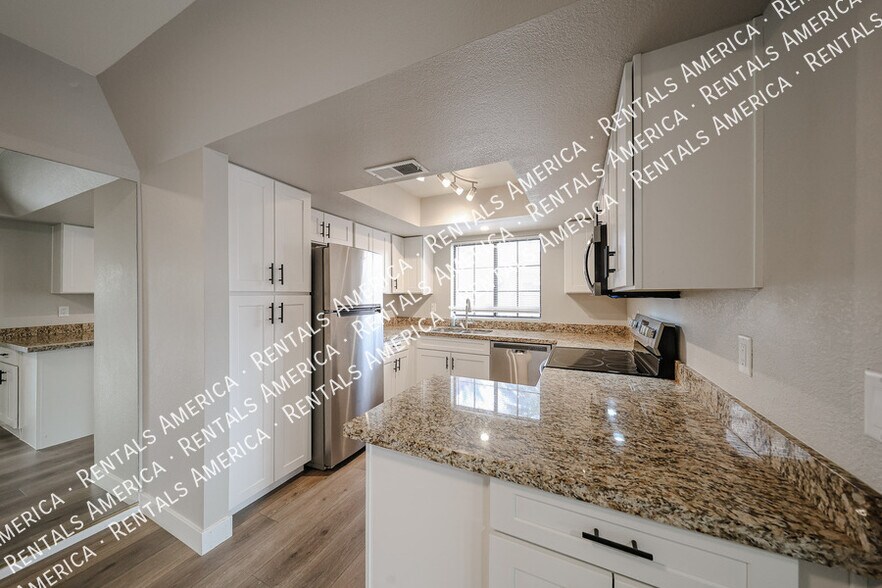 Building Photo - 700 E Mesquite Cir