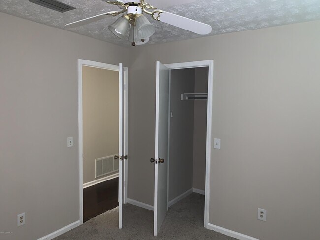 Building Photo - 321 Foxridge Rd