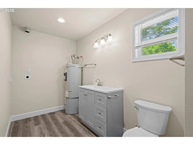 Building Photo - GPM657 - SE Raymond Ct. (T1)