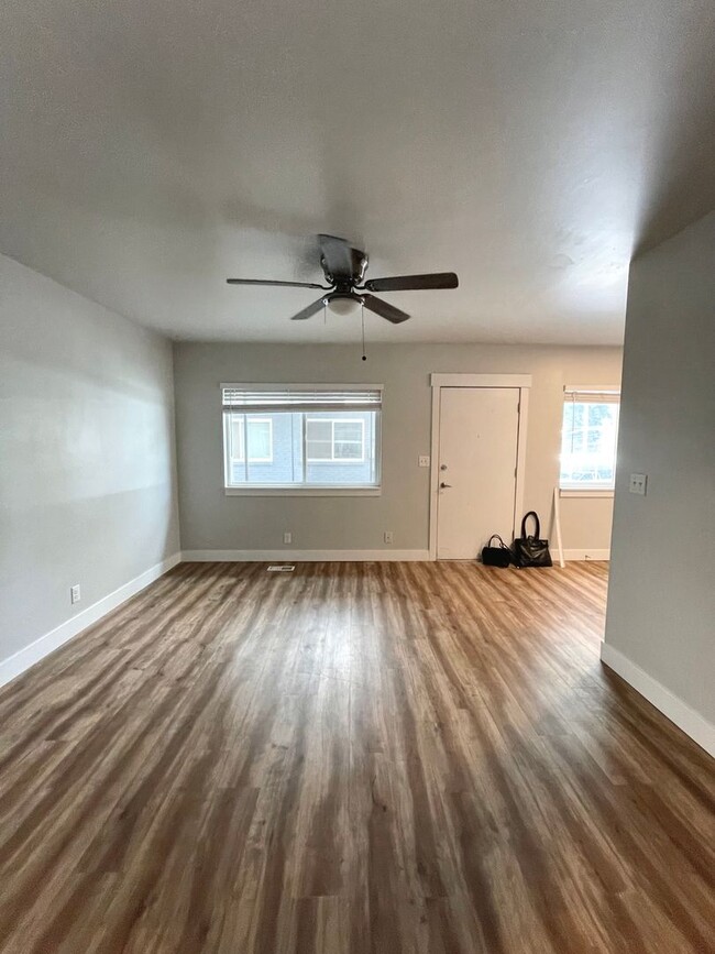 Building Photo - 1-Bedroom Apartment Available May 1st