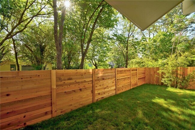 Building Photo - East Austin 2 Bed 2 Bath