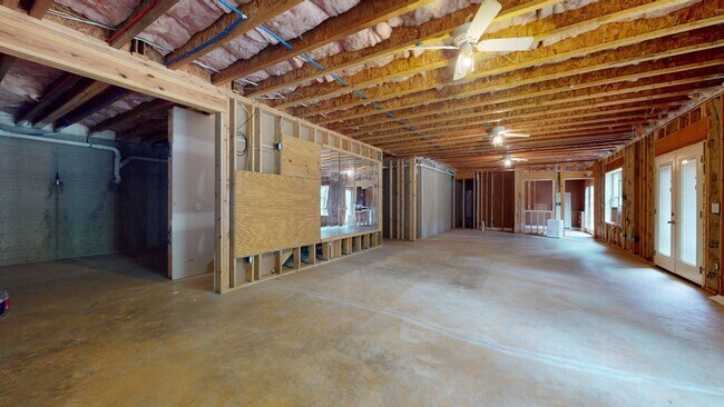 Building Photo - Spacious Home in Solamere Subdivision
