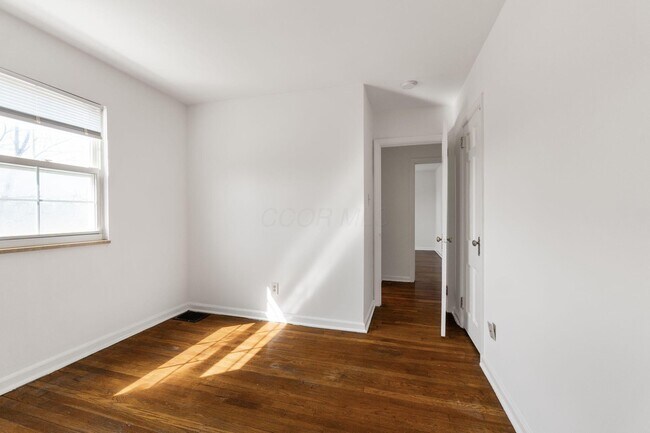 Building Photo - 1147 S Cassingham Rd