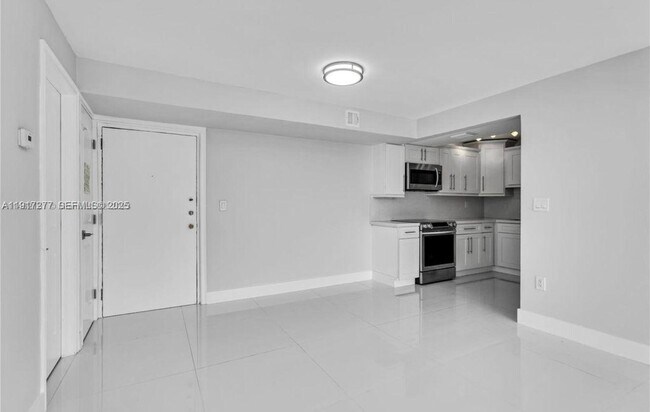 Building Photo - 1740 NW N River Dr