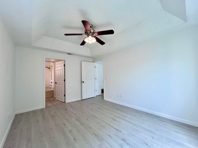 Building Photo - Beautifully Updated 4 bed 2 bath 2 car gar...