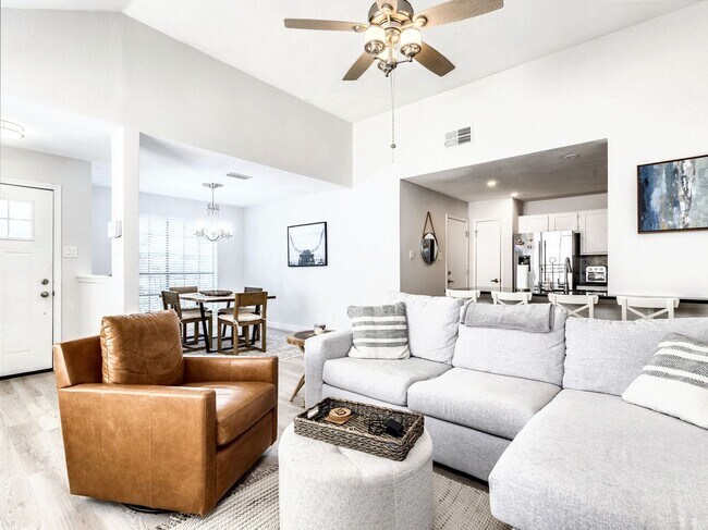 Building Photo - Lovely 3/BR 2.5/BA Modern Home with Premiu...