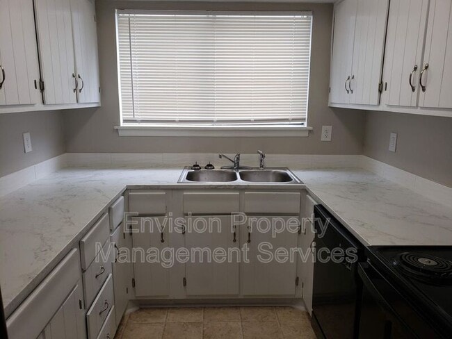 Building Photo - 8577 Pineview Ln