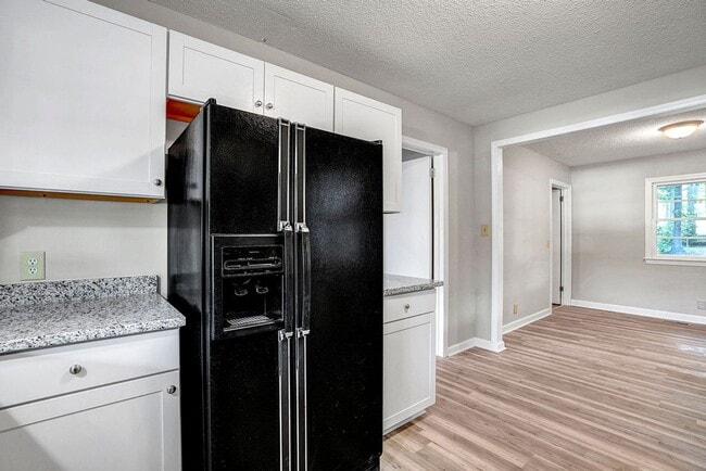 Building Photo - AVAILABLE NOW!! 4 bedroom Brick Ranch Style Home