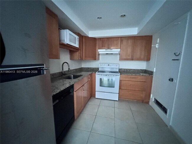 Building Photo - 400 Kings Point Dr