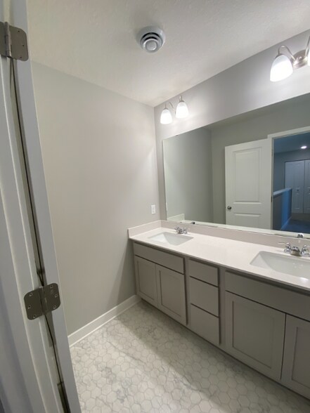 Building Photo - 17079 Dysart Pl