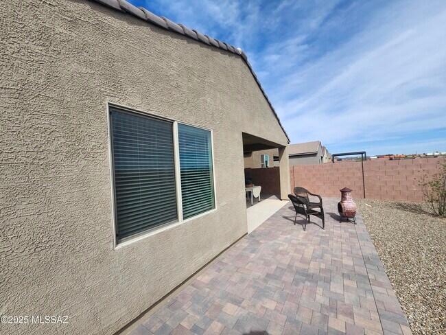 Building Photo - 11268 S Weismann Dr