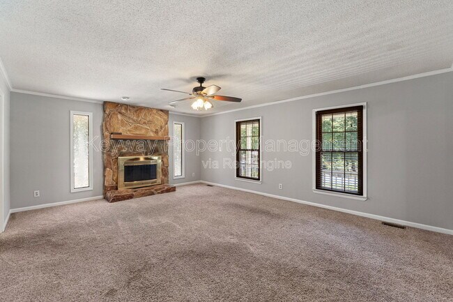 Building Photo - 255 Silver Maple Rd