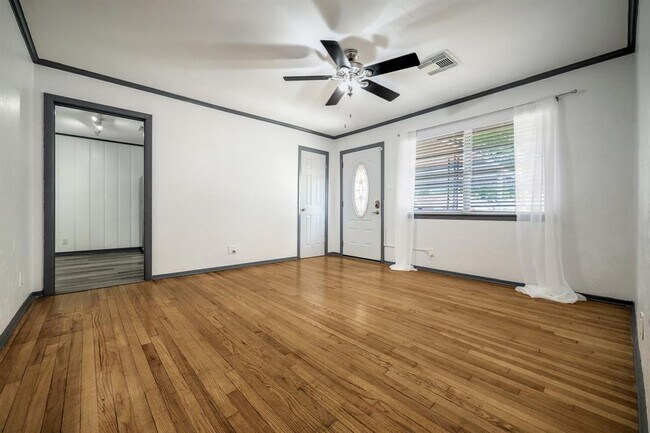 Building Photo - 5819 Anaqua Dr