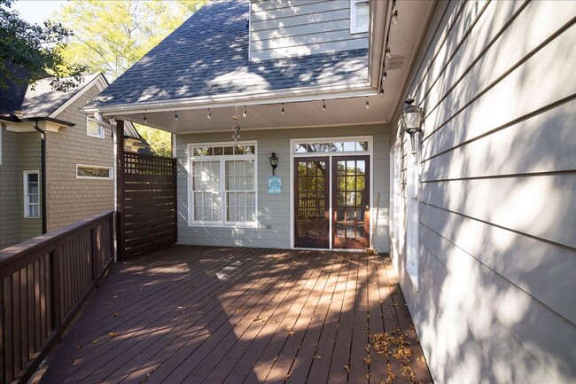 Building Photo - Spacious 4/3.5 in Highly Sought-After Buck...