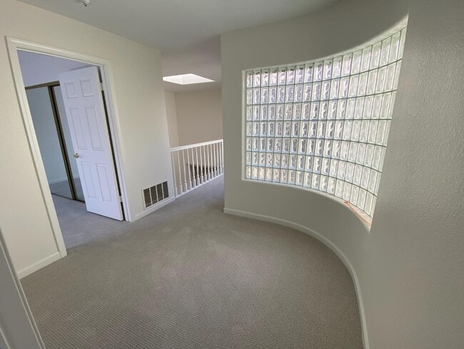 Building Photo - 27 Tulip Ln