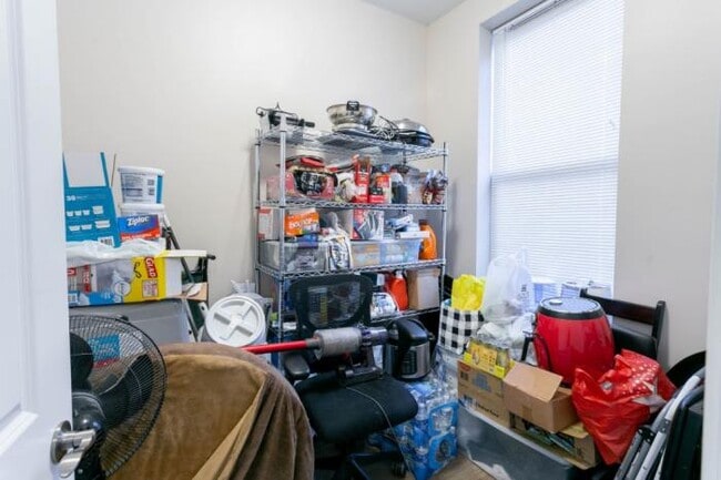 Building Photo - 3 bedroom in CHICAGO IL 60608