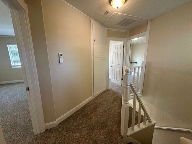 Building Photo - 3 Bedroom 2 Bathroom Home with Yard