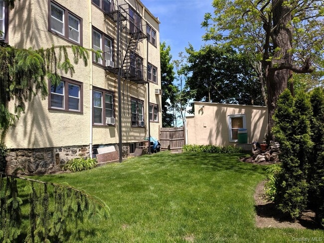 Building Photo - 26 Coligni Ave