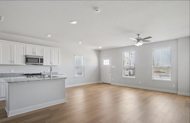 Building Photo - "Charming 3-Bedroom Duplex in San Antonio with Granite Elegance!"