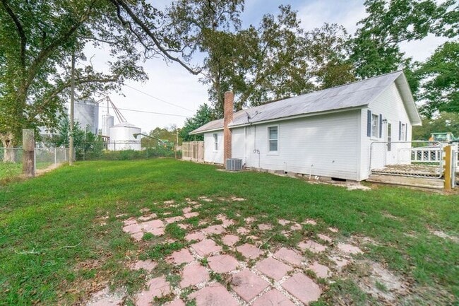 Building Photo - 518 Railroad St