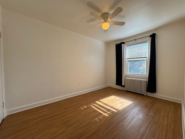 Building Photo - Ideal 1 Bed 1 Bath Unit with Fenced Yard I...