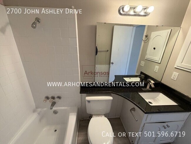 Building Photo - 2700 John Ashley Dr
