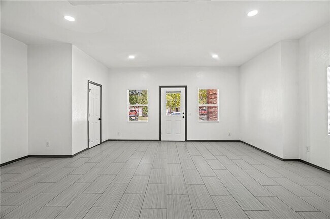 Building Photo - 2136 SW 23rd St