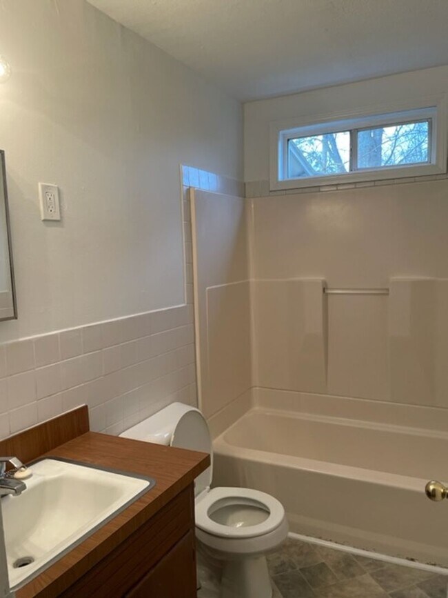 Building Photo - Quaint 2 Bedroom 1 Bath Home in Austell