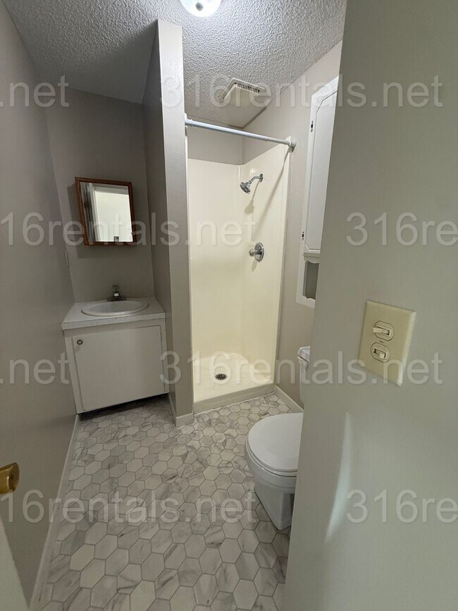 Building Photo - $1325 - 3 bedroom / 2 bathroom - Single Family Home