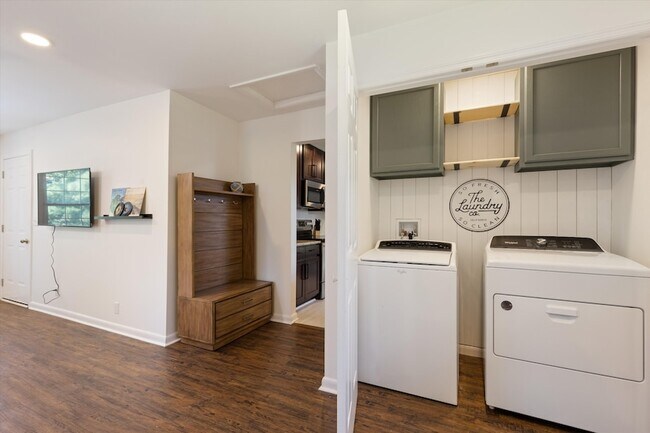 Building Photo - 209 Hazelwood Dr