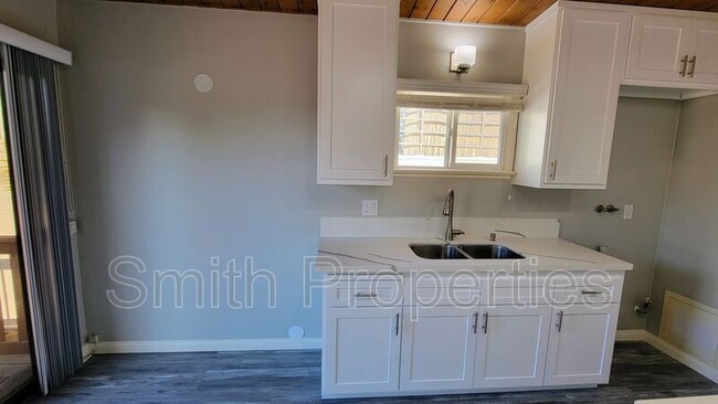 Building Photo - 606 N Irena Ave