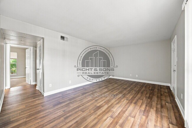 Building Photo - 457 White Dr