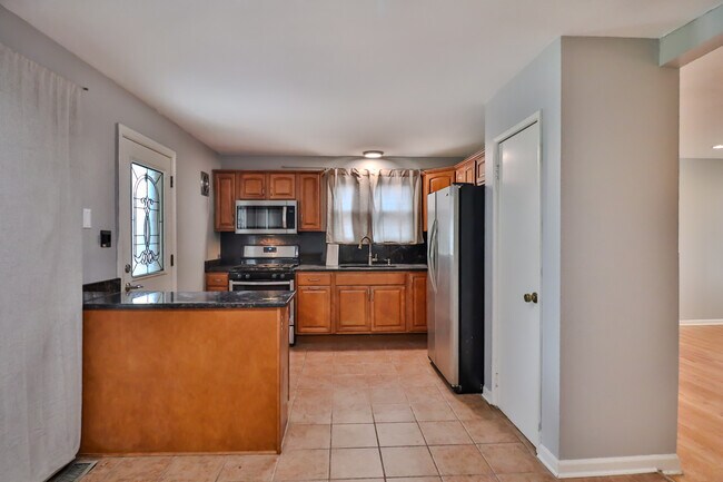 Building Photo - 7119 Stanford Dr