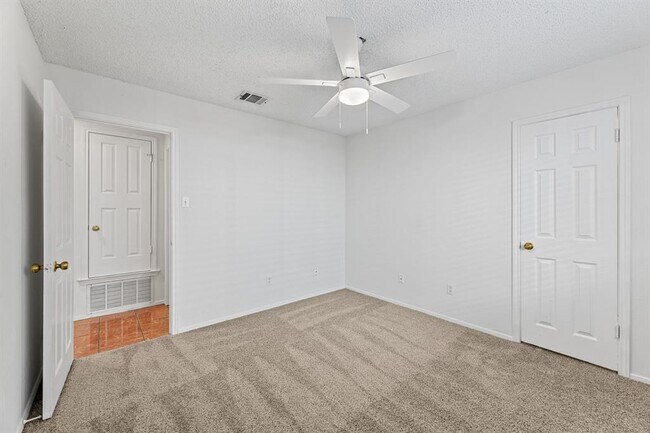 Building Photo - 2923 Norfolk Dr