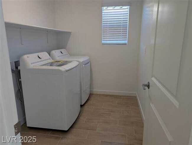 Building Photo - 246 Kobuk Ave