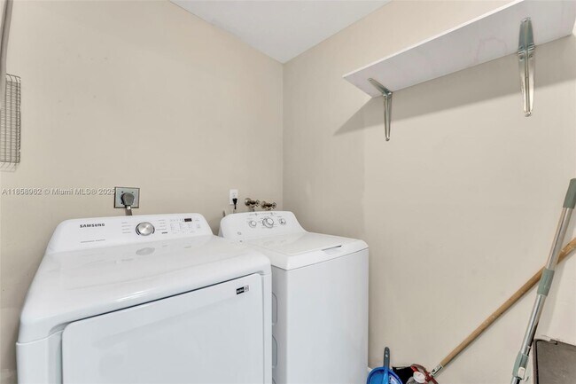 Building Photo - 820 SW 12th Ct