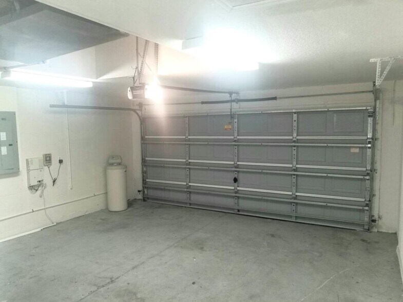 Building Photo - 1821 LONGVIEW Ln