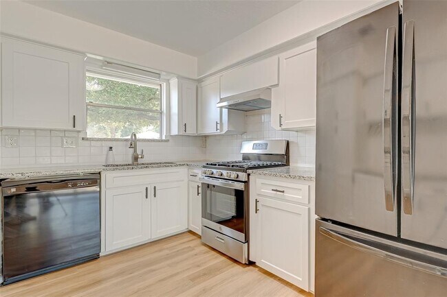 Building Photo - 22106 Red River Dr