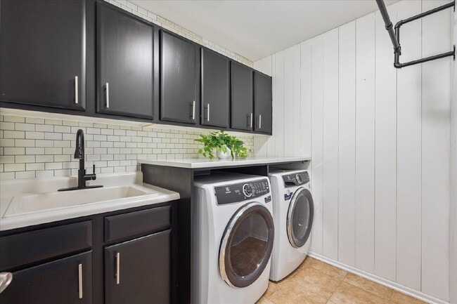 Building Photo - Golf-Course Retreat