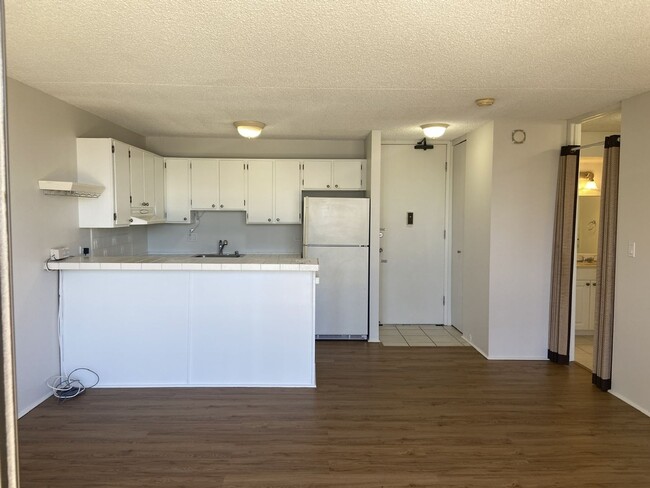 Building Photo - 1 bedroom in Chateau Waikiki