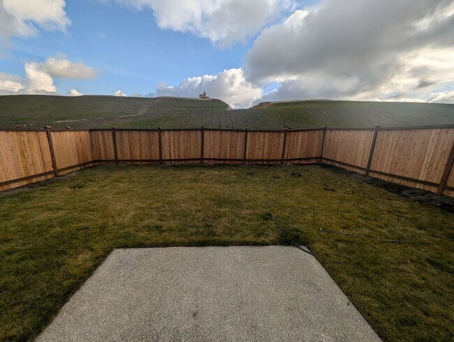 Building Photo - Newer 4 Bedroom in Stetson Heights. MOVE I...