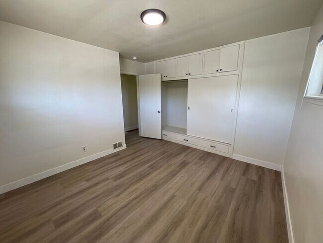 Building Photo - 701 Claremont Cir