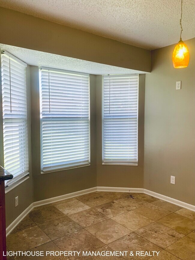Building Photo - Spacious 4-Bedroom, 2-Bath with Fenced Yar...