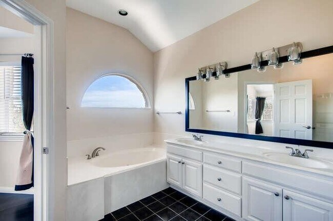 Building Photo - 400 Canyon Rim Dr